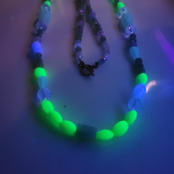 Art Deco Fluorescent UV Glows Faux Green Jade Malachite Glass Necklace 28" - Picture 9 of 9